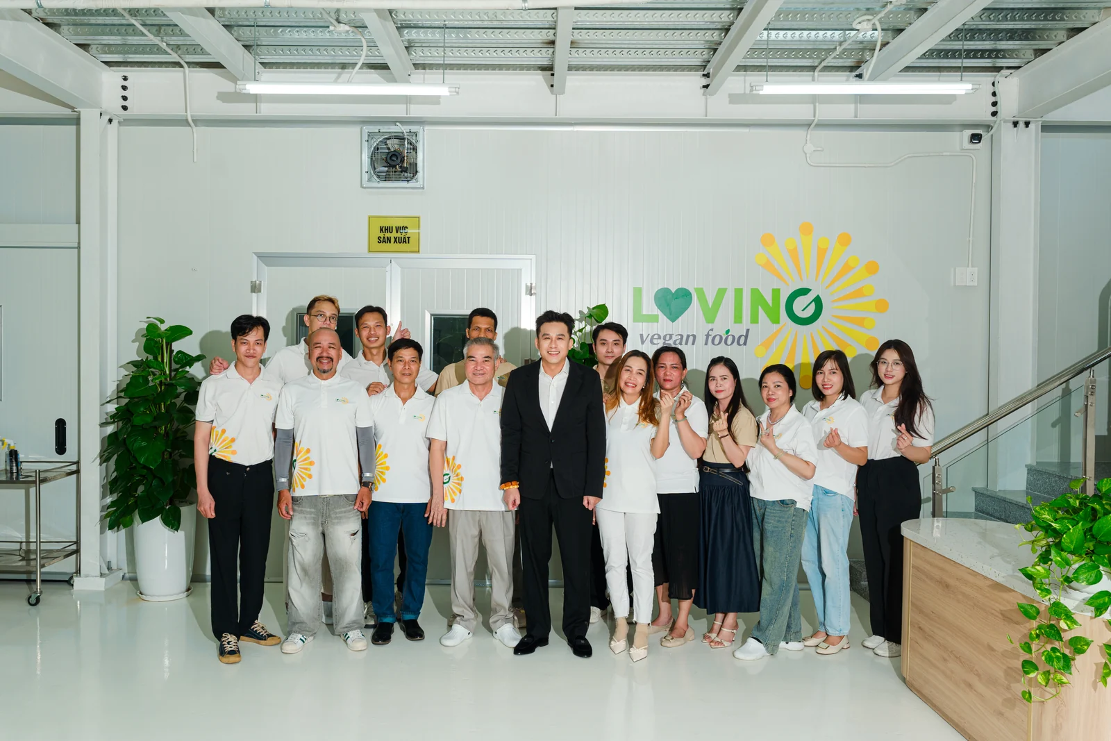 Ảnh tập thể bên logo Loving